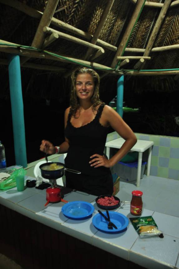 Fazendo nosso jantar no Cabo San Juan, no Parque Nacional Tayrona, no litoral norte da Colômbia